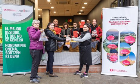 Foto noticia - Baztan da comienzo al reparto de bolsas para fruta en más de 330 fruterías de Navarra